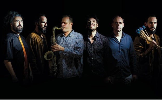 Imagen principal - Javier Navas Quintet al completo, en una imagen incluida en el CD. Debajo, portada del nuevo disco y el vibrafonista, durante una sesión de grabación.