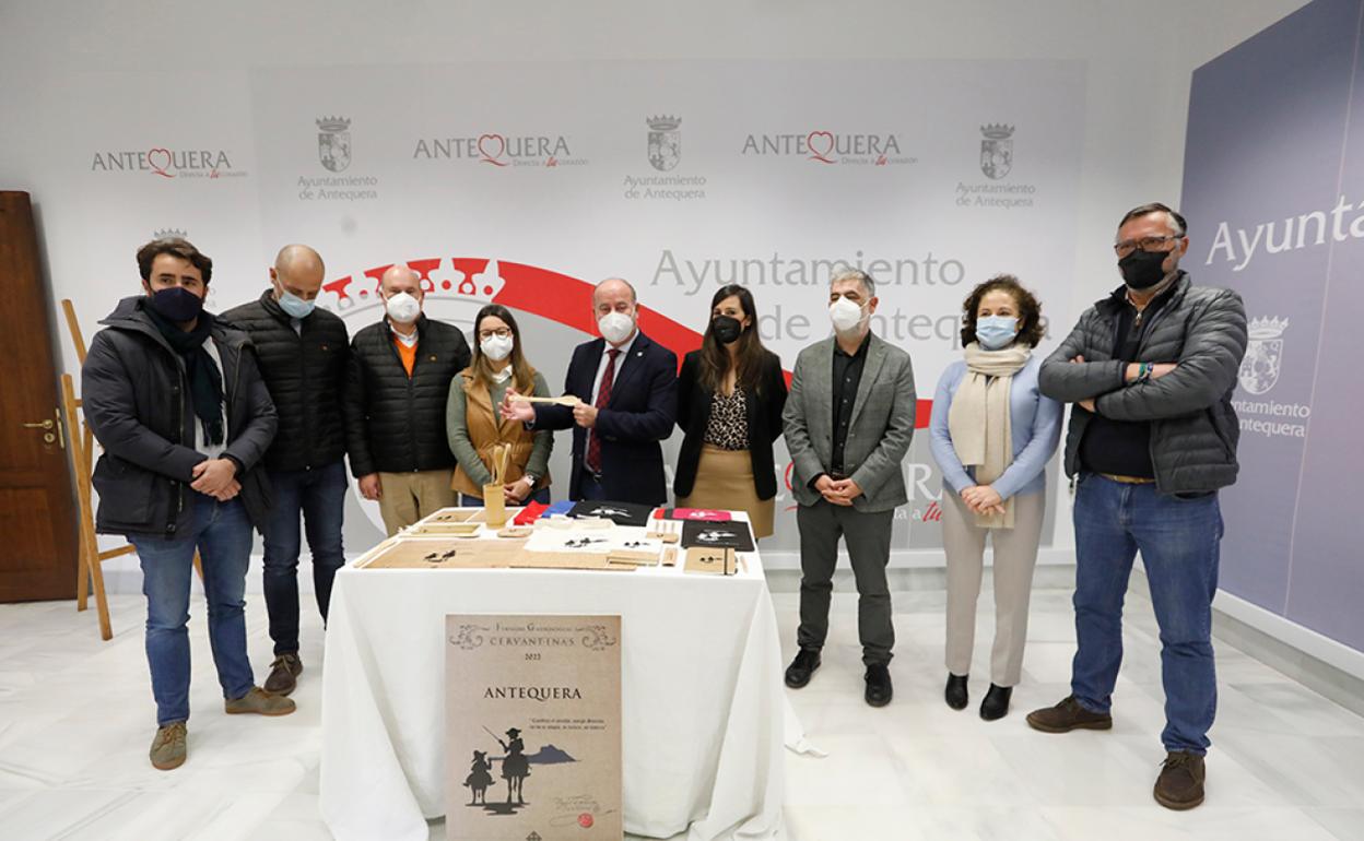 La distribuidora de Cruzcampo en Antequera, Sánchez-Garrido, promueve la ruta de la tapa en la que participarán más de 40 establecimientos hosteleros. 