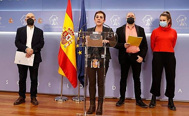 Néstor Rego (BNG), Mertxe Aizpurua (EH Bildu), Jordi Salvador (ERC) y Mireia Vehí (CUP), leen el manifiesto conjunto este jueves en el Congreso.