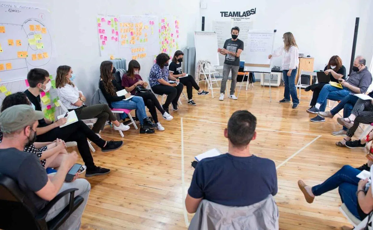 Un grupo de alumnos, durante una sesión formativa en TeamLabs. 