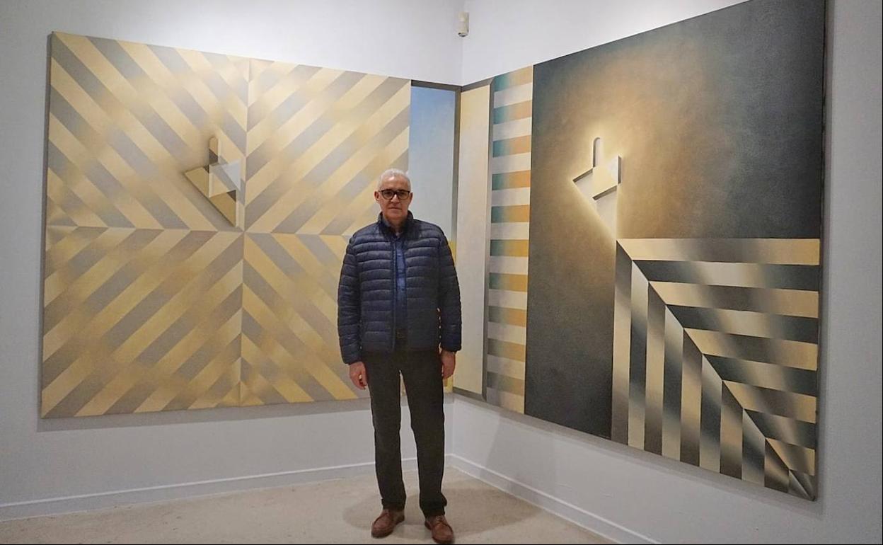 El artista Antonio Rojas, en el CAC, ante su obra 'Despegando la sombra del suelo'. 