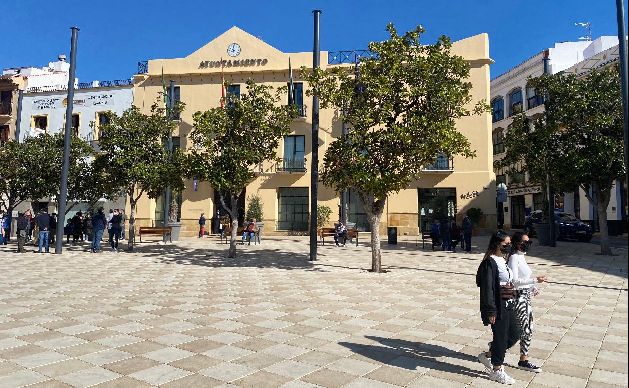 Fachada principal del Consistorio veleño en la plaza de Las Carmelitas. 