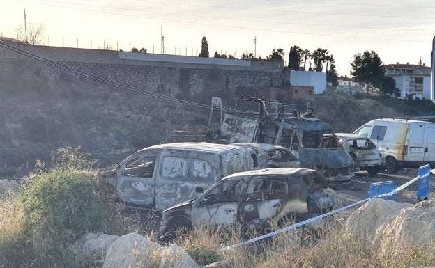 Los siete vehículos calcinados en el aparcamiento del Llano del Cerrillo en Torrox. 