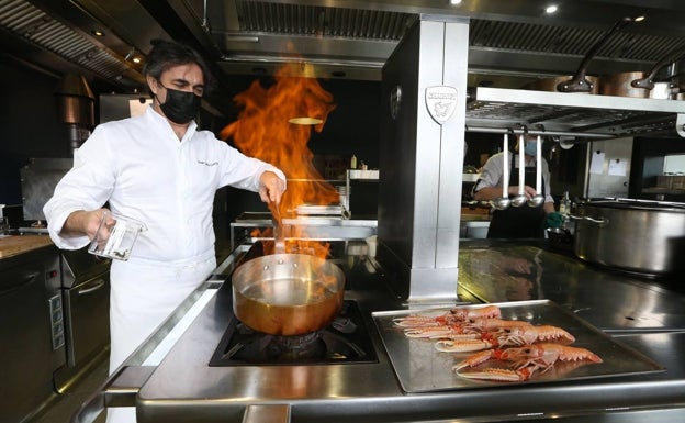 El malagueño, en plena faena en la cocina de su restaurante. 