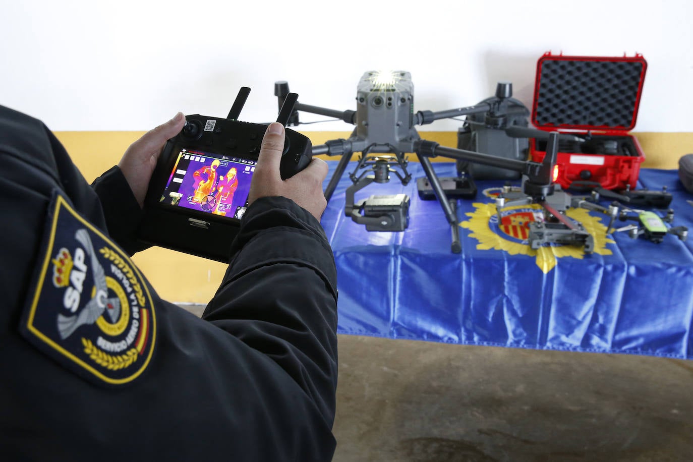 La Unidad de Medios Aéreos de la Policía Nacional creada en Málaga en el 86 cuenta con su helicóptero y un equipo de drones para perseguir la delincuencia