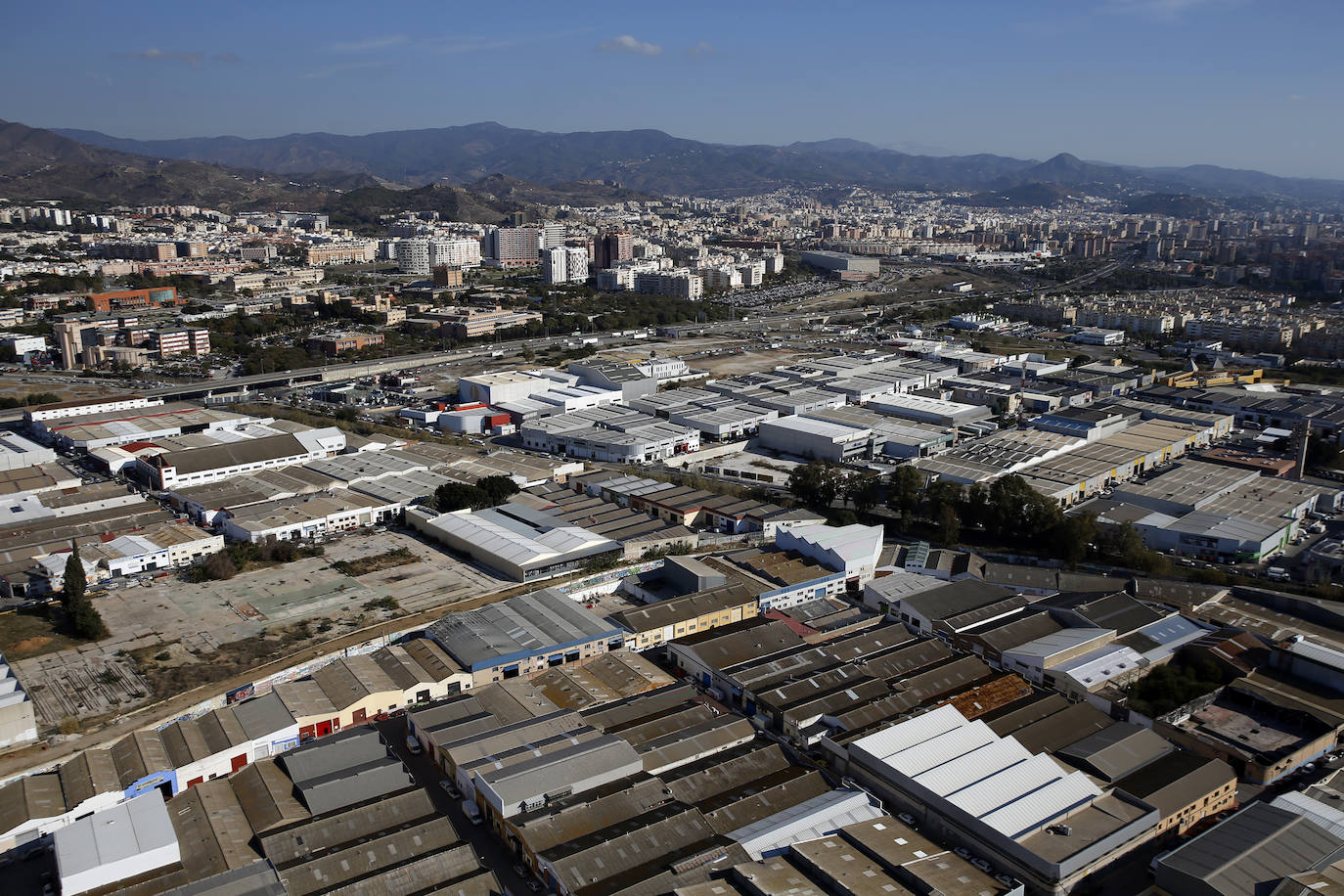 La Unidad de Medios Aéreos de la Policía Nacional creada en Málaga en el 86 cuenta con su helicóptero y un equipo de drones para perseguir la delincuencia