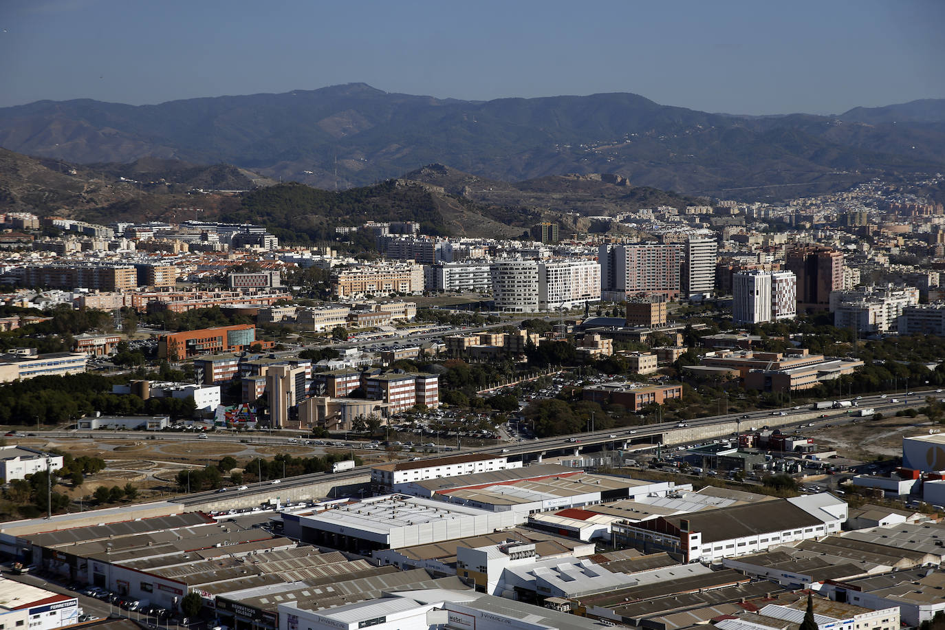La Unidad de Medios Aéreos de la Policía Nacional creada en Málaga en el 86 cuenta con su helicóptero y un equipo de drones para perseguir la delincuencia