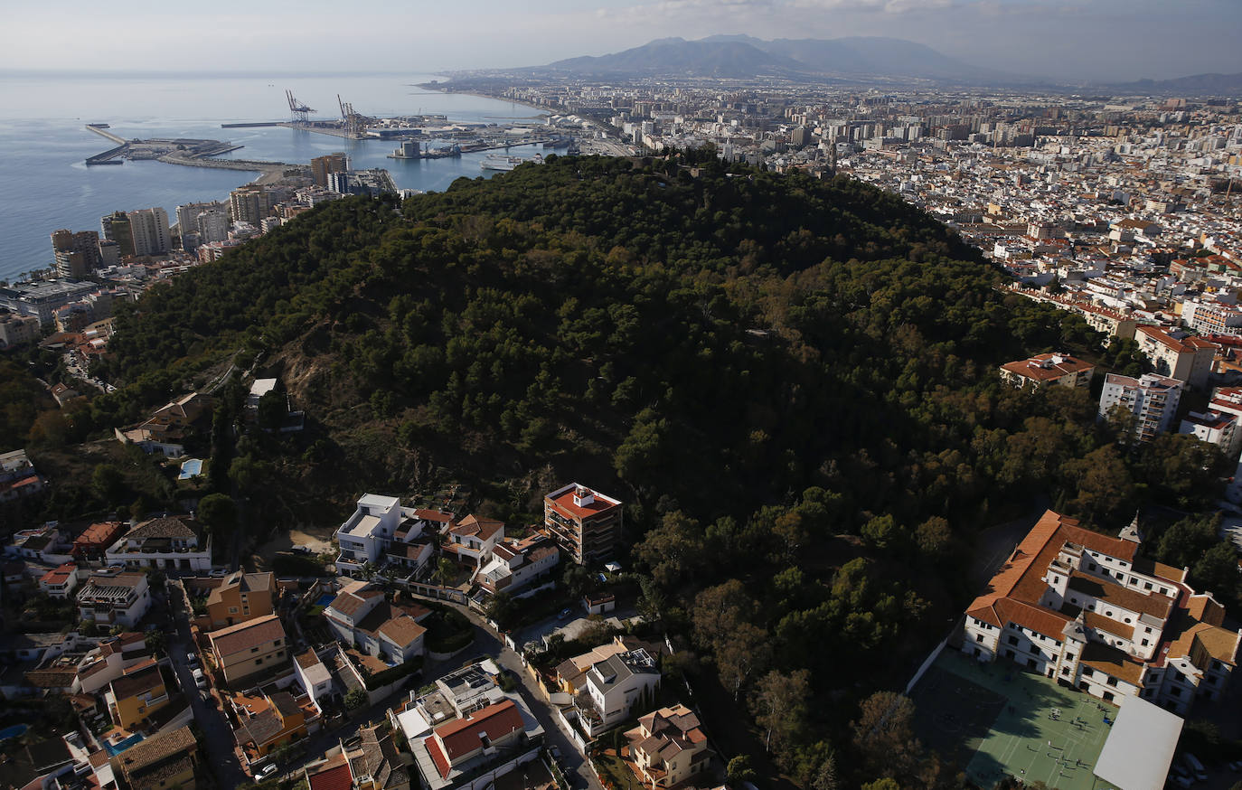 La Unidad de Medios Aéreos de la Policía Nacional creada en Málaga en el 86 cuenta con su helicóptero y un equipo de drones para perseguir la delincuencia