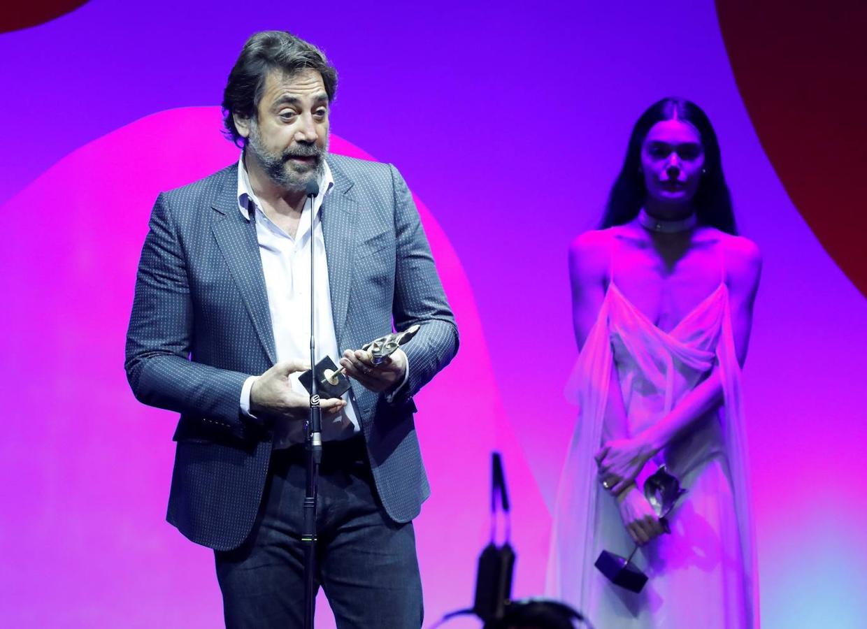 El actor Javier Bardem recibe el premio a mejor actor protagonista en una película por su papel en 'El buen patrón'