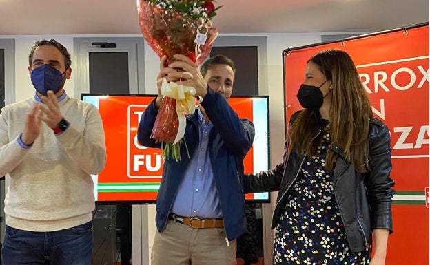 Daniel Pérez, Juanma Cortés y Mari Nieves Ramírez, tras la asamblea del PSOE en Torrox. 