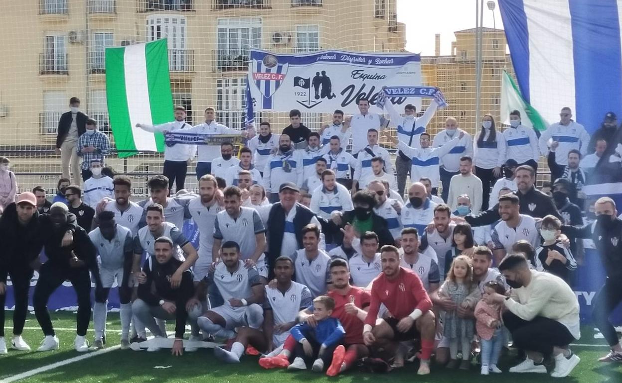 Aficionados del Vélez celebra con los jugadores la victoria tras el partido. 