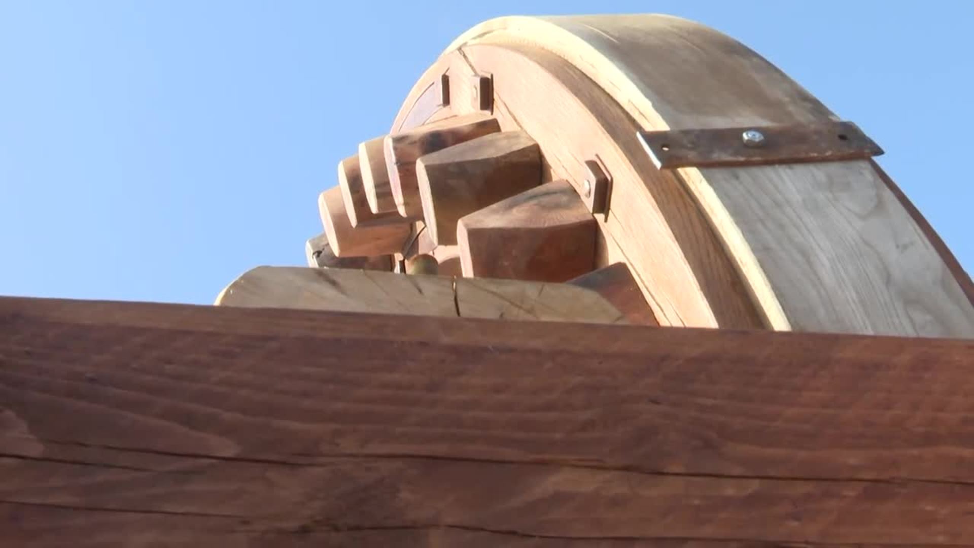 Eje de giro y rueda catalina ya reposan en el Molino Sansón Carrasco de Puerto Lápice