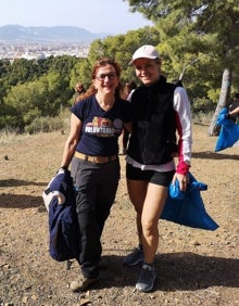 Imagen secundaria 2 - En la primera, Algunos de los asistentes a la caminata de recogida de basura y reforestación con GEA Málaga. En la siguiente, Angelina Molina, Cristina Gaspar, Rocío Gaspar, Cristina Muñoz, Hélène Mostertman y algunas amigas en la ruta. En la última, Angelina Molina y Hélène Mostertman, durante la limpieza del Monte Victoria.