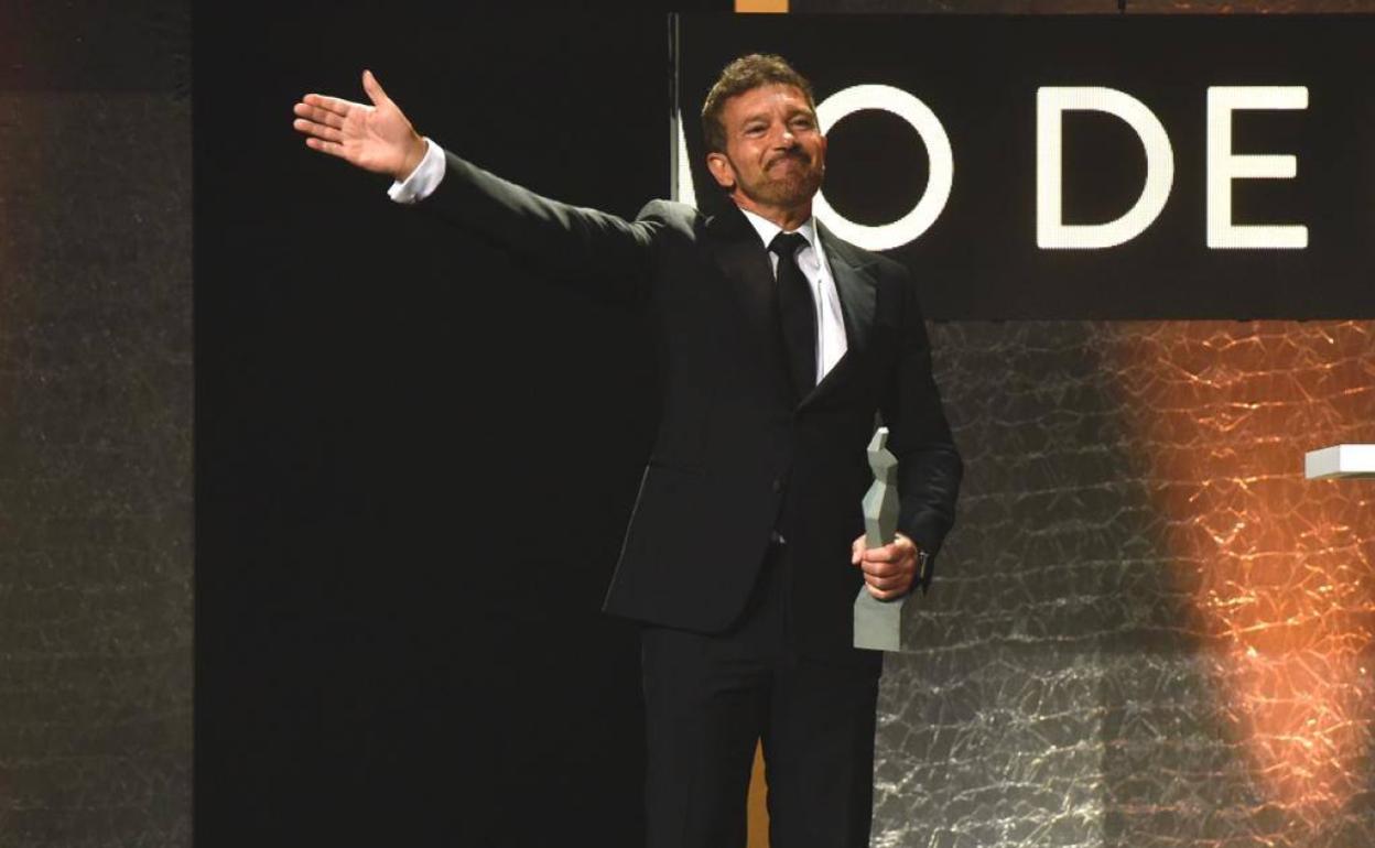 Antonio Banderas, en el Teatro Cervantes, tras recoger el Premio Carmen de Honor de la Academia. 