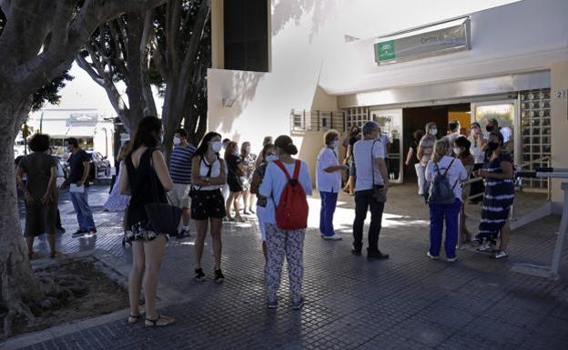 Imagen de colas en la entrada a un centro de salud de Málaga. 