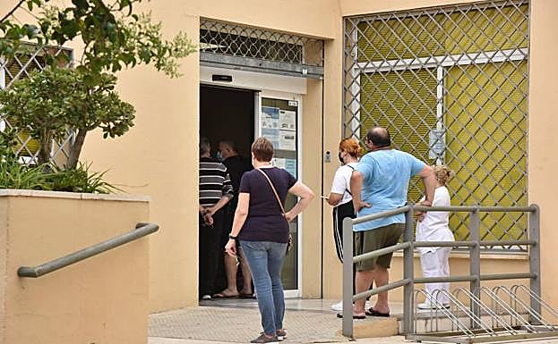Imagen de archivo de colas a las puertas de un centro de salud en Málaga. 