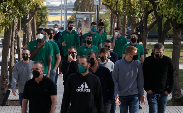 Imagen principal - La plantilla del Unicaja en pleno acudió al funeral. Abajo, Luiso Díaz, Rafa Pozo y Gallar. A la derecha, el presidente del Unicaja, Antonio López Nieto. 