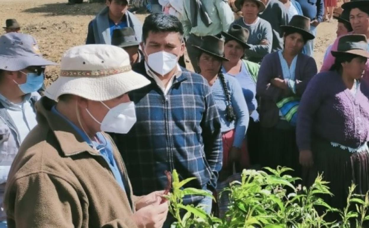 El investigador vasco de La Mayora, con un grupo de campesinos indígenas en Bolivia. 
