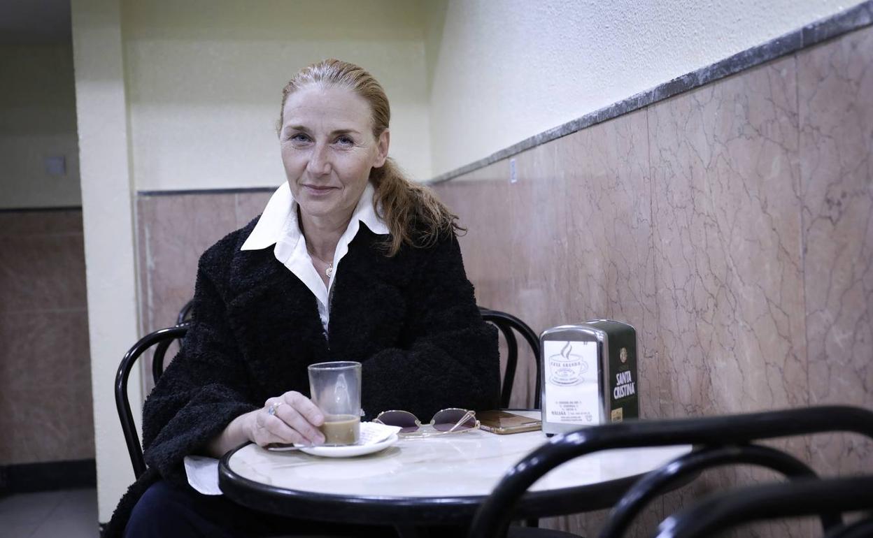 Mona Martínez, desayunando en la cafetería malagueña Casa Aranda. 