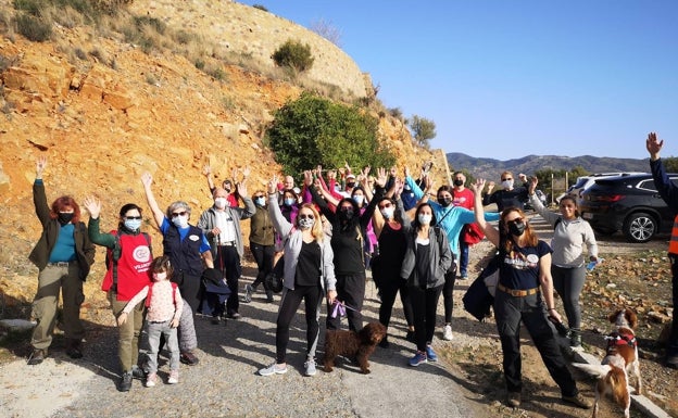 Imagen principal - En la primera, Algunos de los asistentes a la caminata de recogida de basura y reforestación con GEA Málaga. En la siguiente, Angelina Molina, Cristina Gaspar, Rocío Gaspar, Cristina Muñoz, Hélène Mostertman y algunas amigas en la ruta. En la última, Angelina Molina y Hélène Mostertman, durante la limpieza del Monte Victoria.