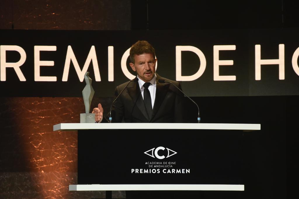 El actor Antonio Banderas recibe el Premio Carmen de Honor en el Teatro Cervantes de su tierra