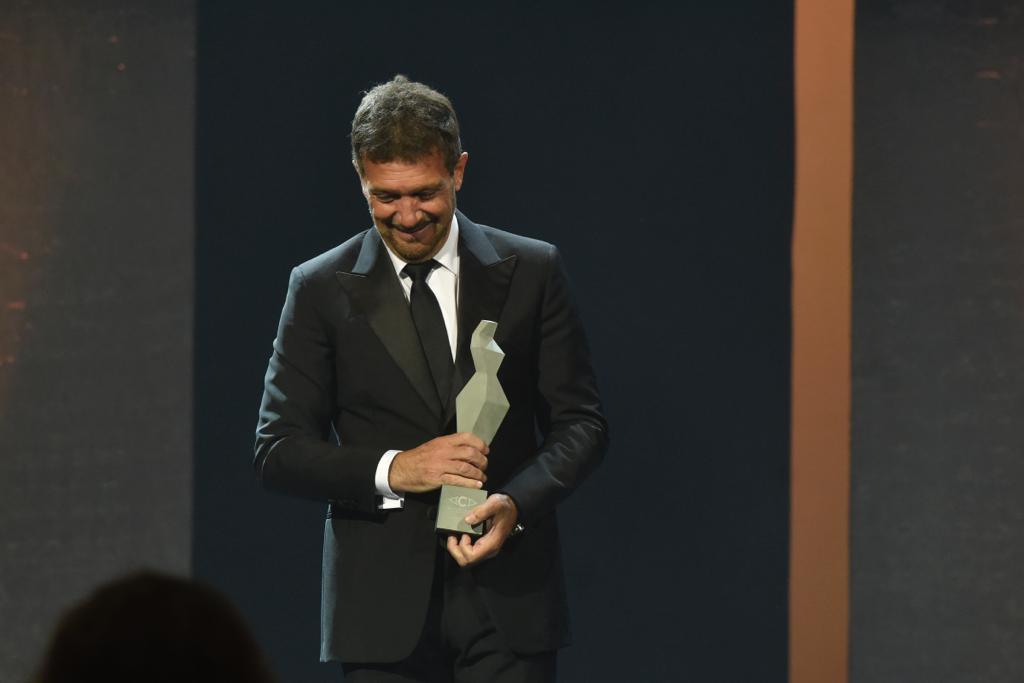 El actor Antonio Banderas recibe el Premio Carmen de Honor en el Teatro Cervantes de su tierra