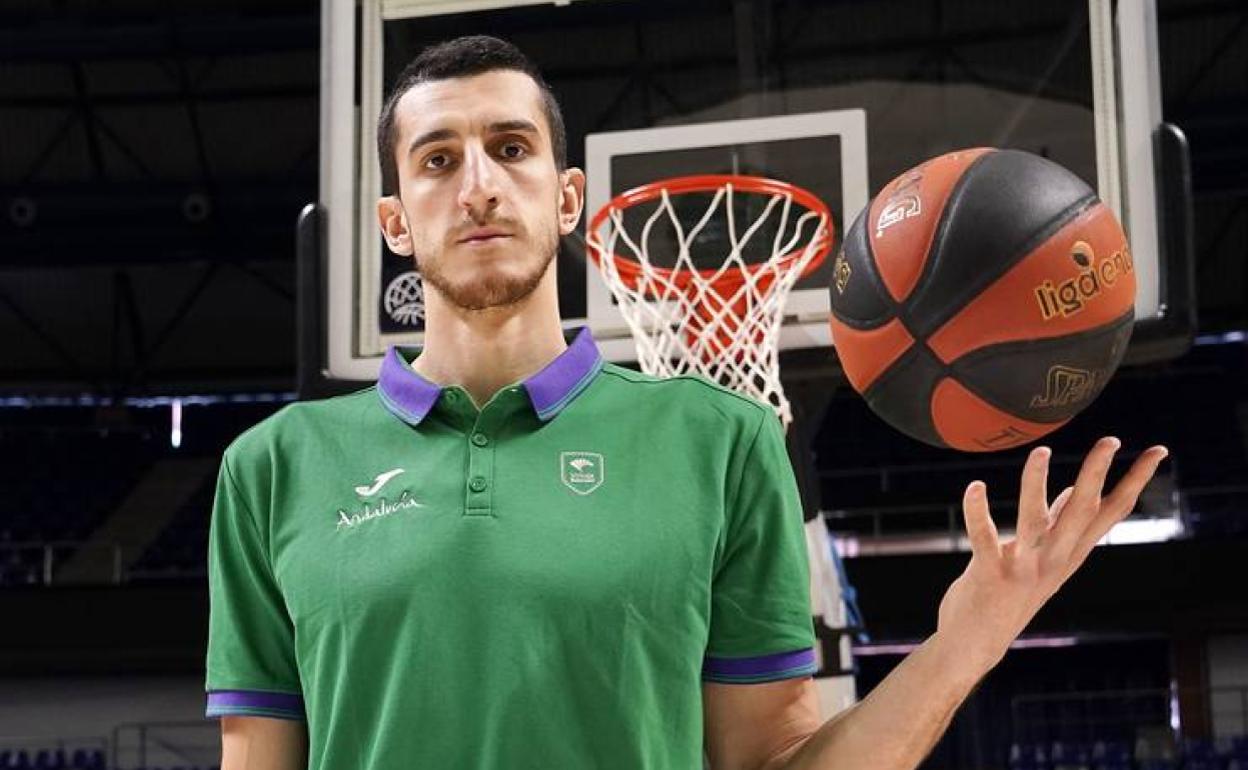 Dejan Kravic posa antes de su presentación como nuevo jugador del Unicaja. 