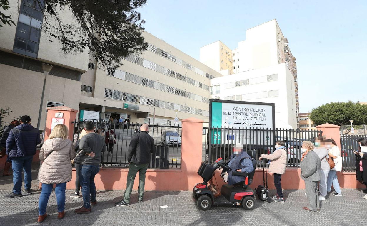 Imagen de archivo de una cola en el centro de salud Alameda-Perchel. 