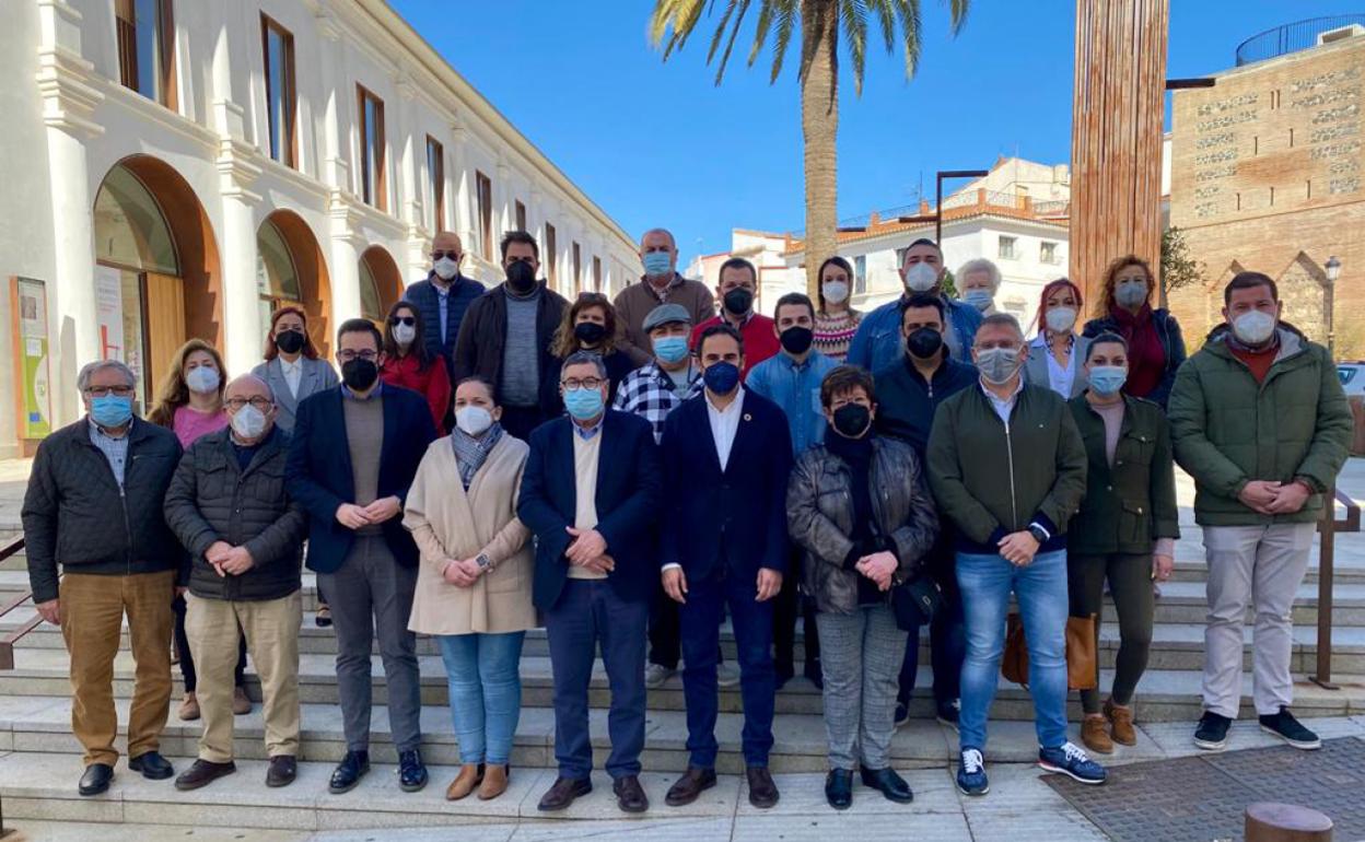 La nueva ejecutiva de los socialistas veleños, este martes con Daniel Pérez en la plaza de la Constitución. 