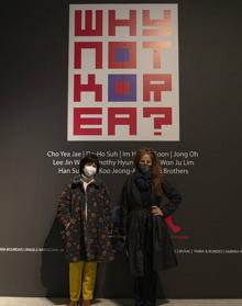 Imagen secundaria 2 - Dos espectadoras de las fotografías del artista contemporáneo Han Sungpil. La vicerrectora de Cultura de la Universidad de Málaga, Tecla Lumbreras, junto a la comisaria de la exposición y directora artística de Casa Asia, Menene Gras Balaguer. 