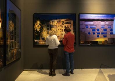 Imagen secundaria 1 - Dos espectadoras de las fotografías del artista contemporáneo Han Sungpil. La vicerrectora de Cultura de la Universidad de Málaga, Tecla Lumbreras, junto a la comisaria de la exposición y directora artística de Casa Asia, Menene Gras Balaguer. 