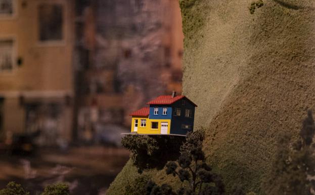 Imagen principal - Dos espectadoras de las fotografías del artista contemporáneo Han Sungpil. La vicerrectora de Cultura de la Universidad de Málaga, Tecla Lumbreras, junto a la comisaria de la exposición y directora artística de Casa Asia, Menene Gras Balaguer. 