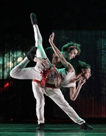 Imagen secundaria 2 - David Segura y Pepa Martin posan tras un ensayo de 'Las maravillas del mundo'. 