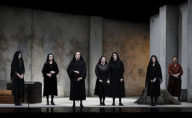 'La casa de Bernarda Alba' en el Cervantes: la fuerza de un Lorca en esencia