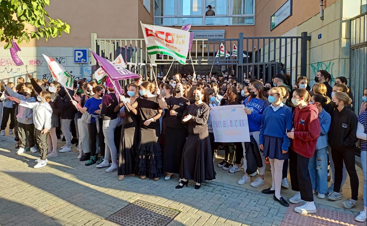 Un momento de la protesta de este miércoles a las puertas de los conservatorios profesional y superior de Danza. 