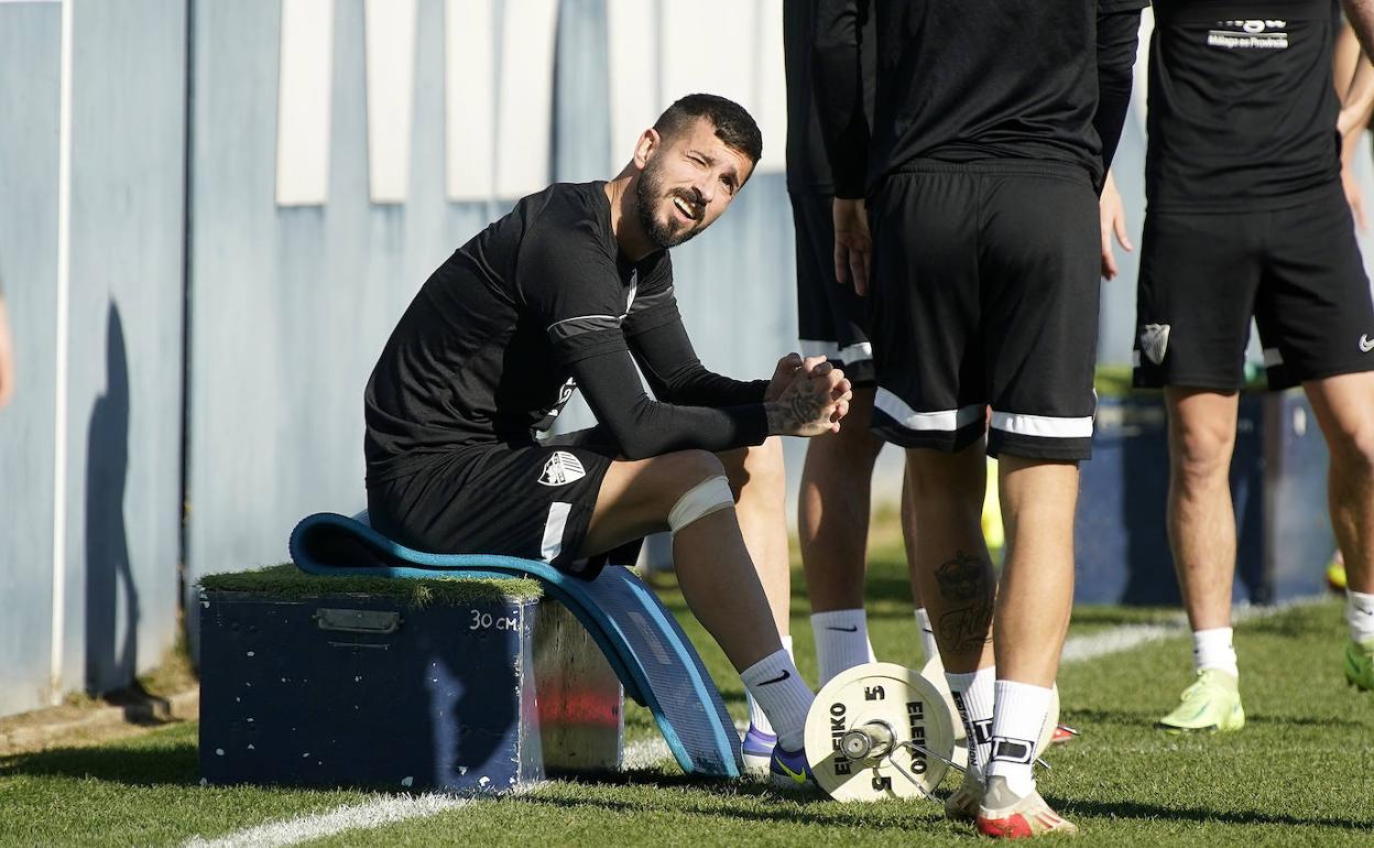 El jugador del Málaga, Álvaro Vadillo, durante un momento del entrenamiento de este martes por la mañana en el Anexo de La Rosaleda.