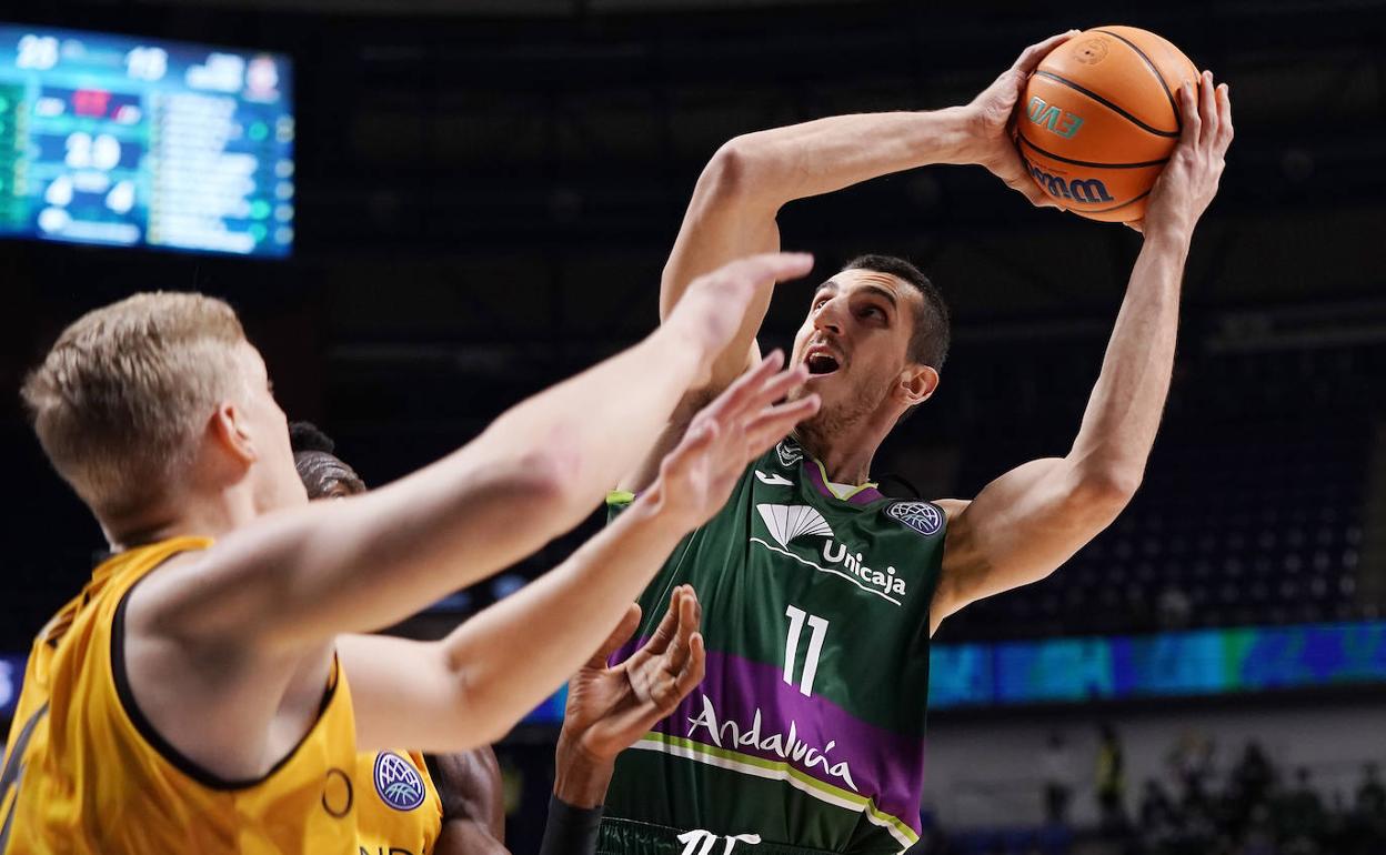 Kravic se busca el espacio en el partido de su debut con el Unicaja. 