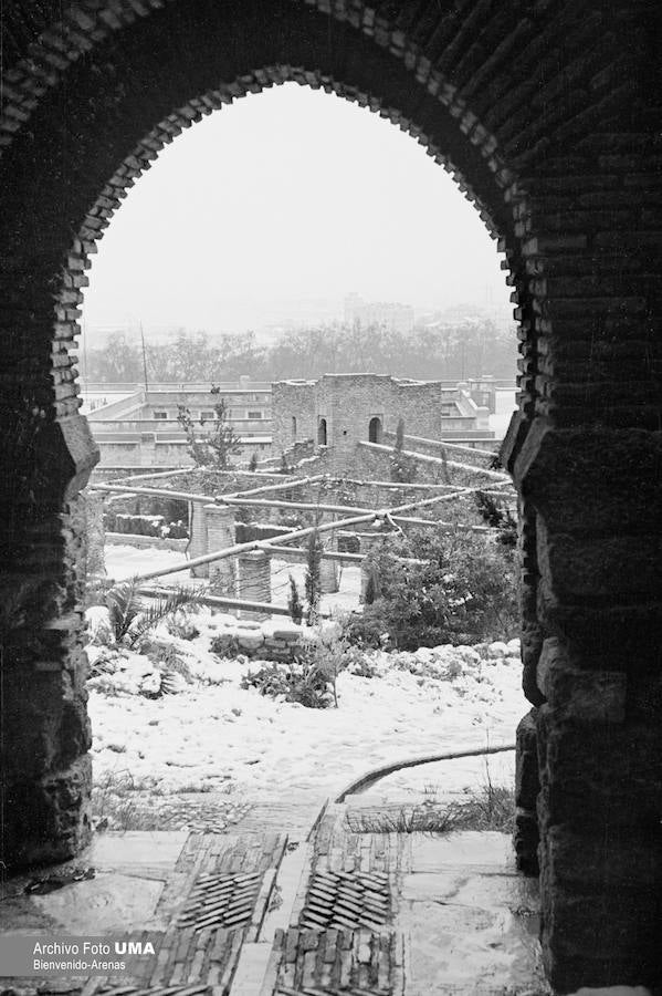 El 3 de febrero de 1954 es una fecha que ha quedado en el recuerdo de la capital. Aquel día se dieron las condiciones necesarias para que la nieve cuajara en Málaga y quedara una estampa que no se ha vuelto a repetir desde esa fecha. 