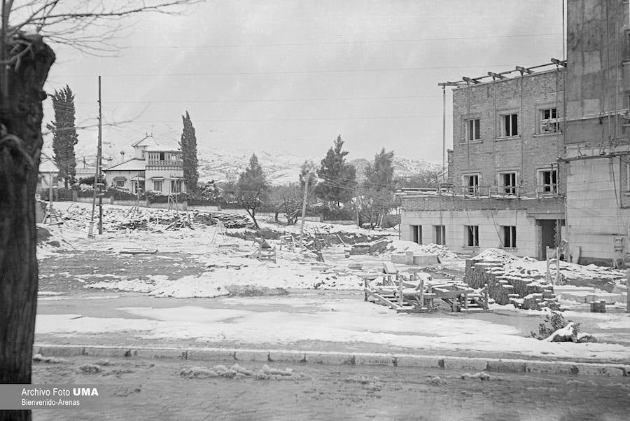 El 3 de febrero de 1954 es una fecha que ha quedado en el recuerdo de la capital. Aquel día se dieron las condiciones necesarias para que la nieve cuajara en Málaga y quedara una estampa que no se ha vuelto a repetir desde esa fecha. 