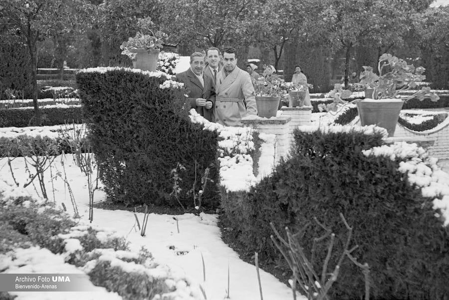 El 3 de febrero de 1954 es una fecha que ha quedado en el recuerdo de la capital. Aquel día se dieron las condiciones necesarias para que la nieve cuajara en Málaga y quedara una estampa que no se ha vuelto a repetir desde esa fecha. 