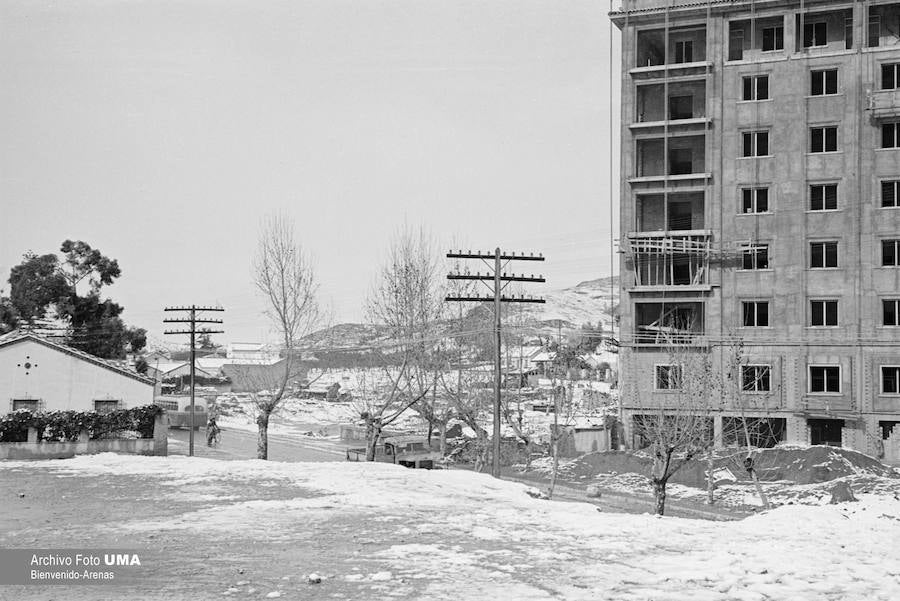 El 3 de febrero de 1954 es una fecha que ha quedado en el recuerdo de la capital. Aquel día se dieron las condiciones necesarias para que la nieve cuajara en Málaga y quedara una estampa que no se ha vuelto a repetir desde esa fecha. 