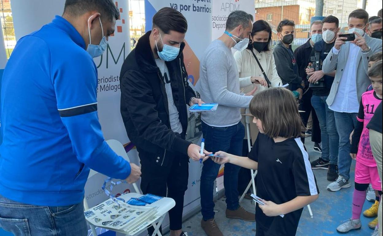 Luis Muñoz firma autógrafos para los niños que asistieron al acto organizado por la Asociación de Periodistas Deportivos de Málaga y Fundación La Caixa en el Campo Municipal La Virreina.