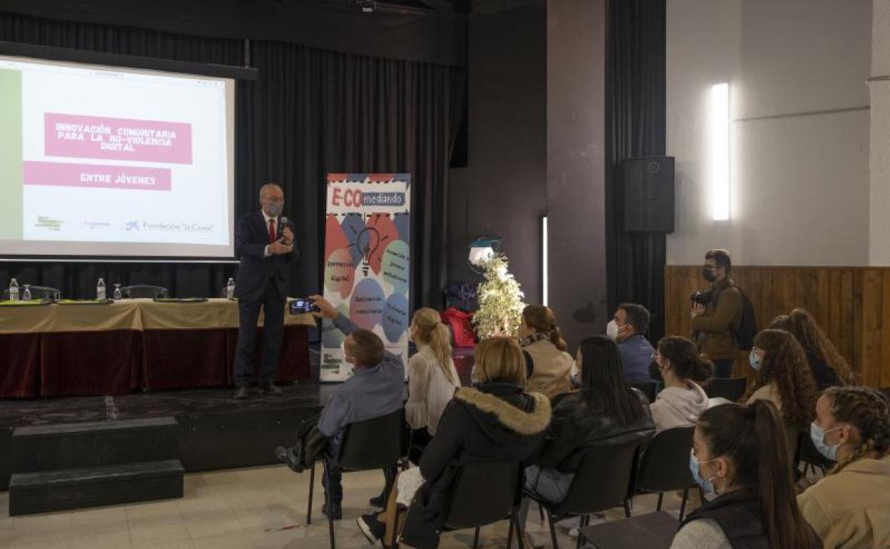 El alcalde, Francisco de la Torre, se dirige a los alumnos que participan en este proyecto. 