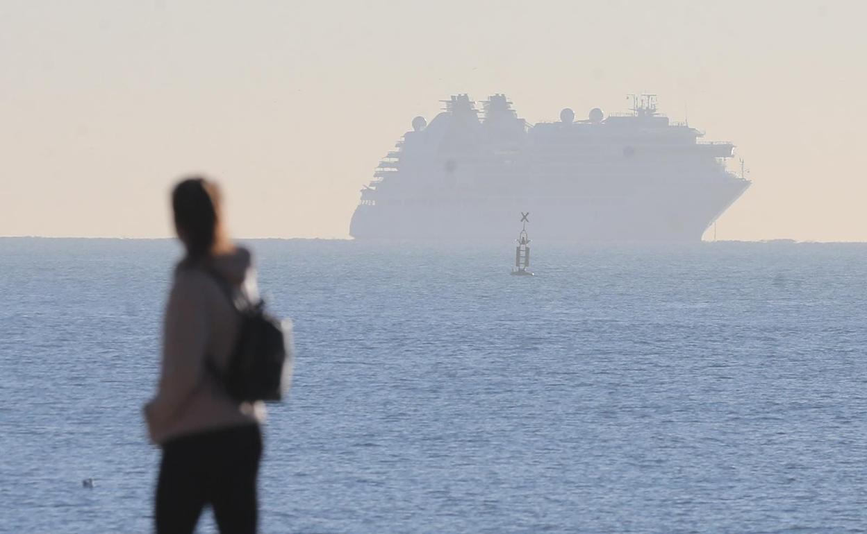 Vista del crucero de lujo que espera anclado en la bahía el inicio de la temporada. 