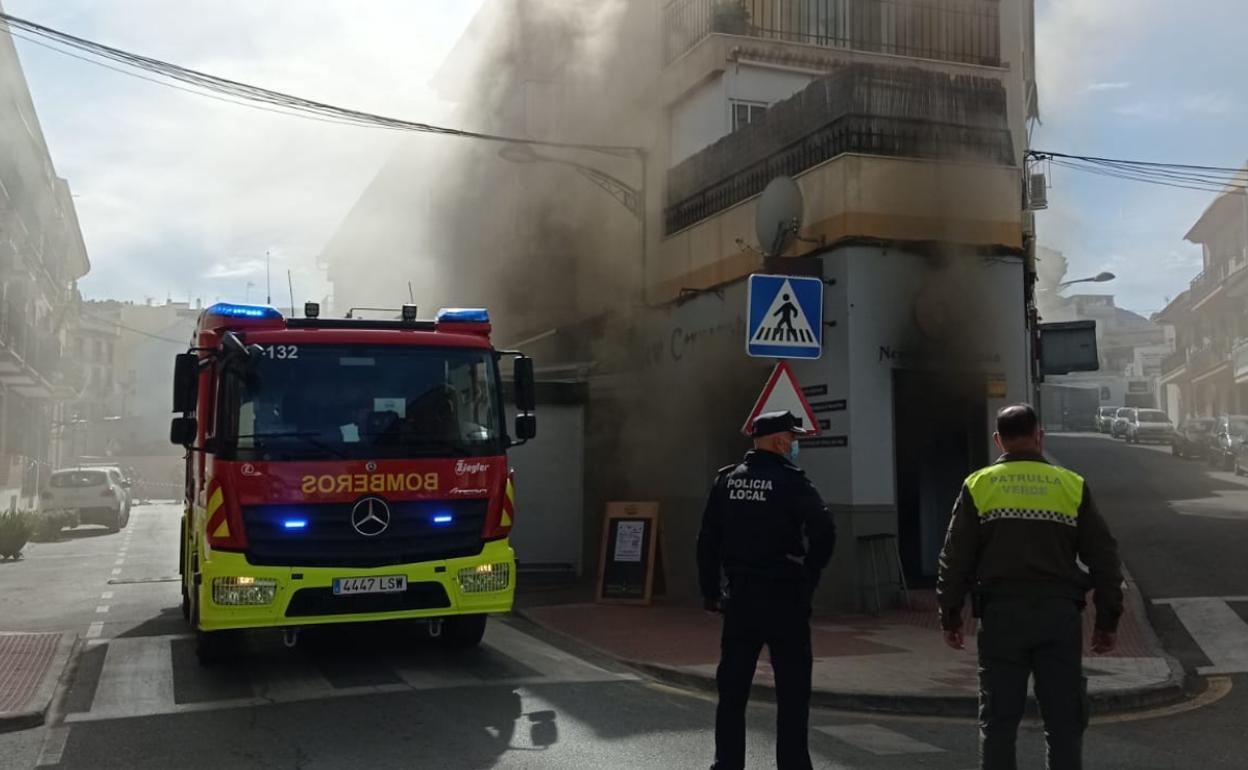 Incendio en el bar New Cervezotapas de Alhaurín de la Torre.