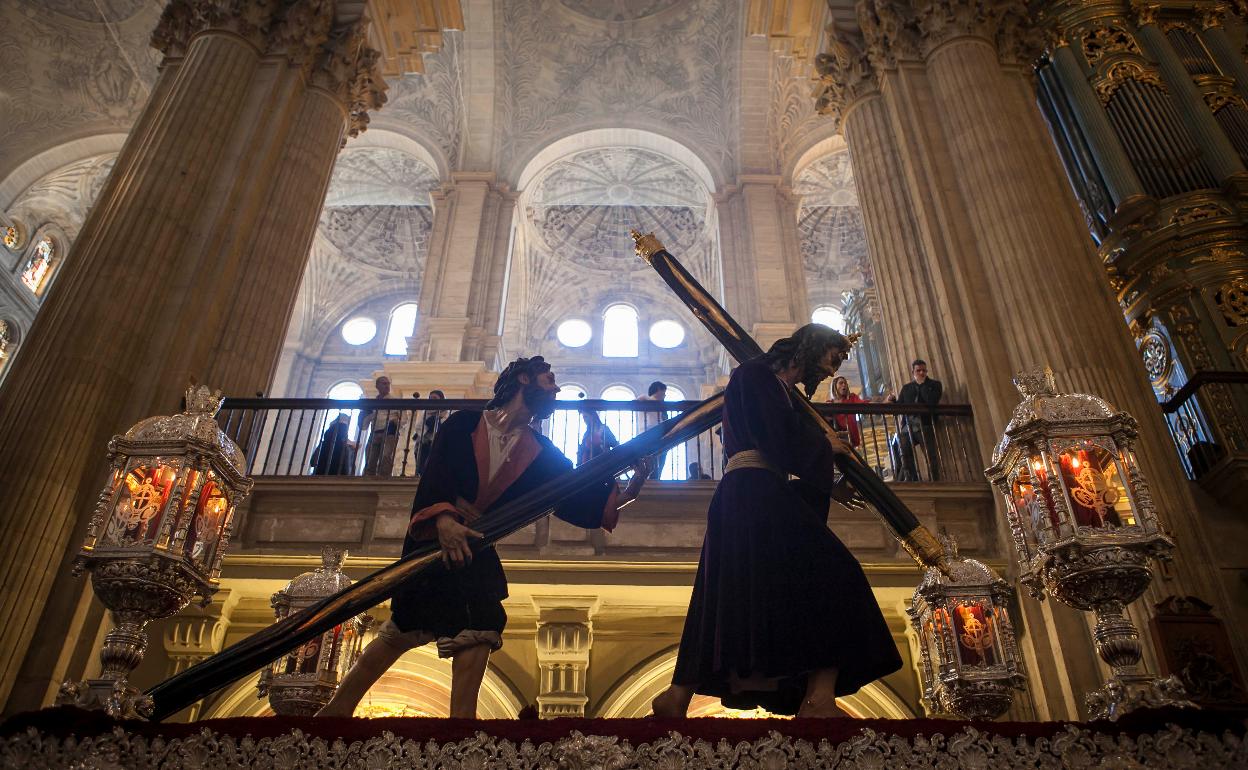 El Nazareno de la Pasión, ayudado por Simón de Cirene, en el interior de la Catedral. 