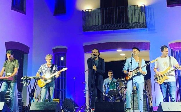 Imagen principal - Arriba, el grupo Respiro durante su actuación en el ciclo 'Suena el Botánico'. Debajo, los músicos junto a la portada de su tema 'Bandera blanca'.