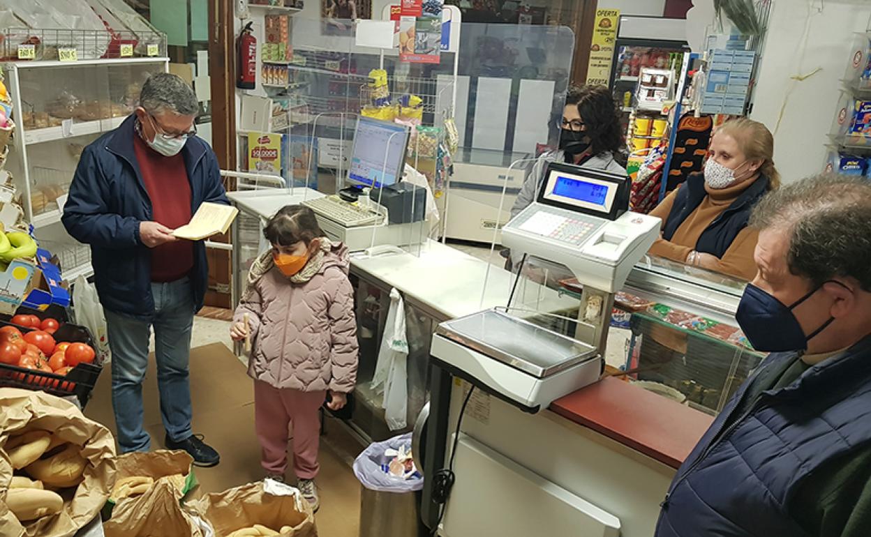 Sacerdotes acuden a panaderías y tiendas para bendecir las roscas de San Blas. 