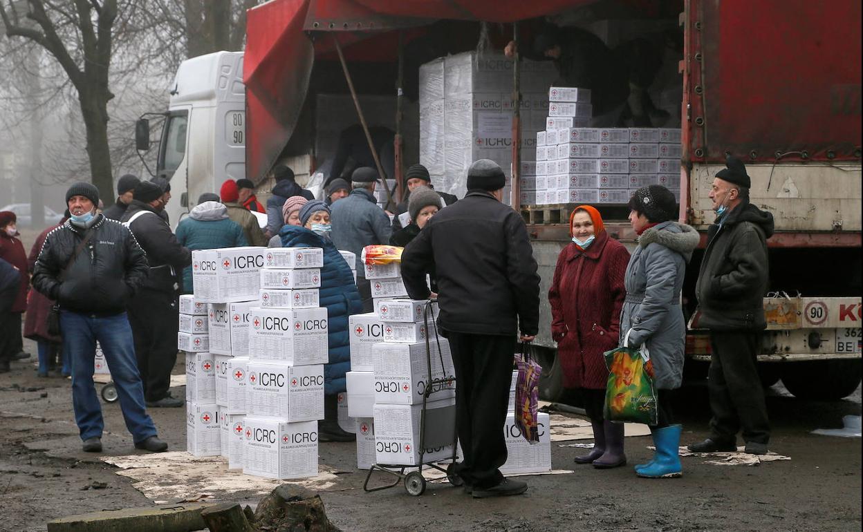 Reparto de ayuda humanitaria en la region ucraniana de Donetsk.