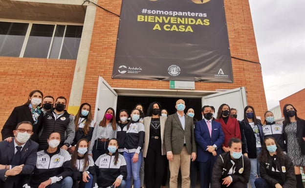 El consejero Javier Imbroda, en un acto esta mañana en la ciudad deportiva de Carranque con las jugadoras del Club Balonmano Femenino Málaga Costa del Sol. 